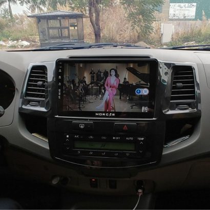 Album ảnh lắp đặt màn hình Tesla xe Toyota Fortuner - Hình ảnh 3