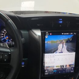 Màn hình Tesla xe Toyota Fortuner 2016-2020