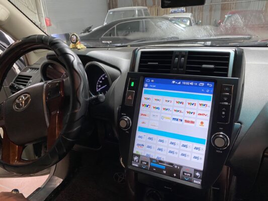 Ảnh lắp đăt màn hình Tesla Prado