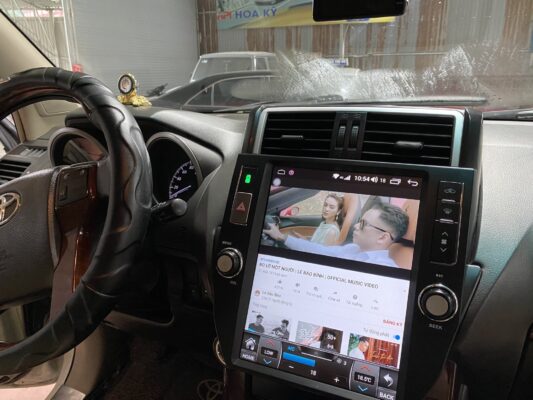 Ảnh lắp đăt màn hình Tesla Prado