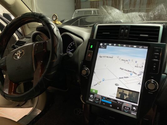 Ảnh lắp đăt màn hình Tesla Prado