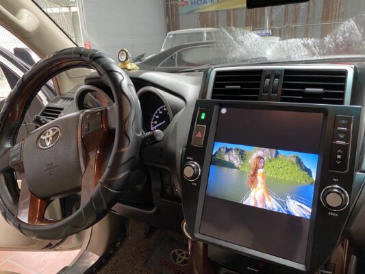 Ảnh lắp đăt màn hình Tesla Prado