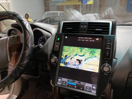 Ảnh lắp đăt màn hình Tesla Prado