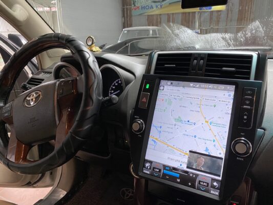 Ảnh lắp đăt màn hình Tesla Prado