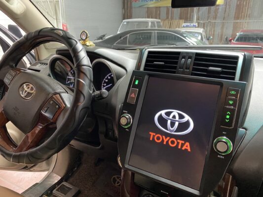 Ảnh lắp đăt màn hình Tesla Prado