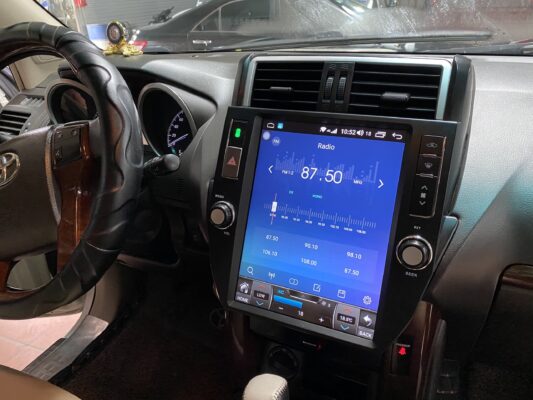 Ảnh lắp đăt màn hình Tesla Prado