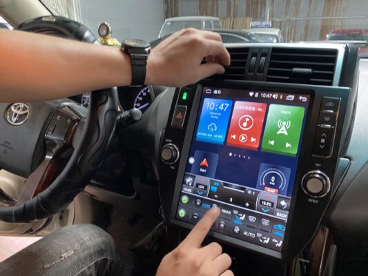 Ảnh lắp đăt màn hình Tesla Prado