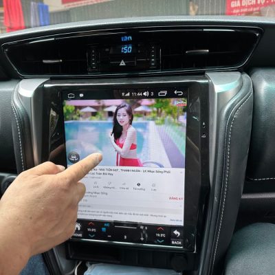 Lắp màn màn hình android Tesla Fortuner